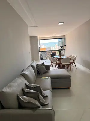 Uma área de estar em Apartamento de Alto Padrão com excelente localização