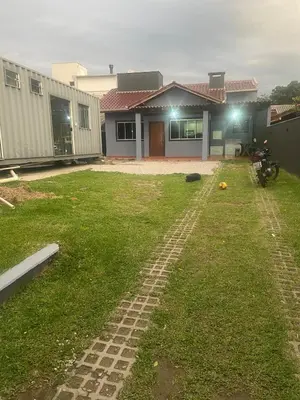 Um jardim no exterior de Beautiful house on Bombas beach in Bombinhas SC