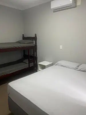 Uma cama ou camas num quarto em Beautiful house on Bombas beach in Bombinhas SC