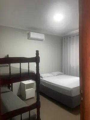 Uma cama ou camas num quarto em Beautiful house on Bombas beach in Bombinhas SC