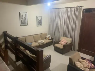 Uma área de estar em Casa frente mar em itapema