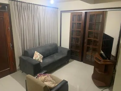 Uma televisão e/ou sistema de entretenimento em Casa frente mar em itapema