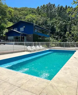 A piscina em ou perto de vila dos pássaros