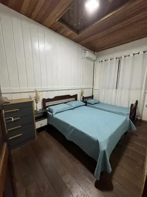 Uma cama ou camas num quarto em vila dos pássaros