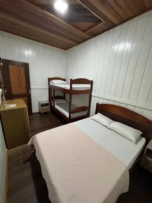 Uma cama ou camas num quarto em vila dos pássaros