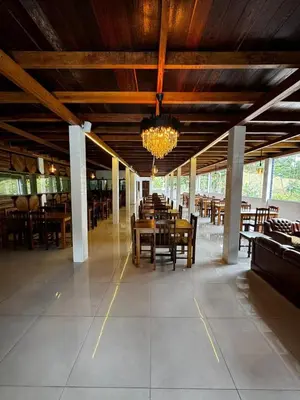 Um restaurante ou outro lugar para comer em vila dos pássaros