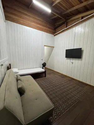 Uma televisão e/ou sistema de entretenimento em vila dos pássaros