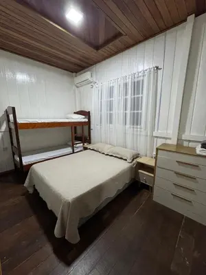 Uma cama ou camas num quarto em vila dos pássaros
