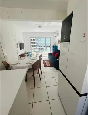 Uma televisão e/ou sistema de entretenimento em Apartamento Quadra Mar BC