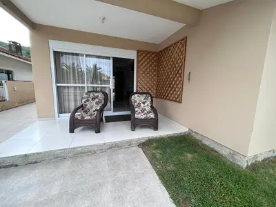 Uma área de estar em casa de Praia Palmas do Arvoredo