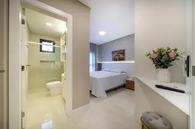 Uma casa de banho em Apartamento alto padrão 2 suites c/piscina