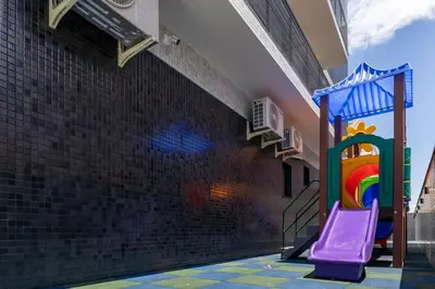 A área de jogos para crianças em Apartamento alto padrão 2 suites c/piscina