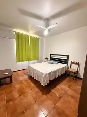 Uma cama ou camas num quarto em Apartamento Amplo em Bombinhas - 100m do Mar