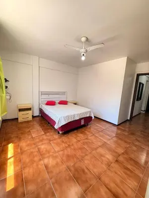 Uma cama ou camas num quarto em Apartamento Amplo em Bombinhas - 100m do Mar