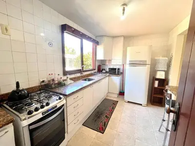 A cozinha ou kitchenette de Casa Ampla e Completa - 300m do Mar até 8 pessoas