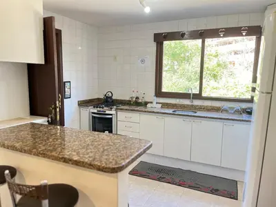 A cozinha ou kitchenette de Casa Ampla e Completa - 300m do Mar até 8 pessoas