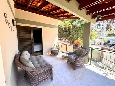 Uma área de estar em Casa Ampla e Completa - 300m do Mar até 8 pessoas