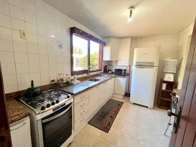 A cozinha ou kitchenette de Casa Ampla e Completa - 300m do Mar até 8 pessoas
