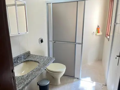Uma casa de banho em Casa Ampla e Completa - 300m do Mar até 8 pessoas