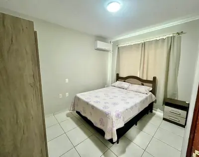 Uma cama ou camas num quarto em Casa Ampla 100m da Praia - Até 08 pessoas