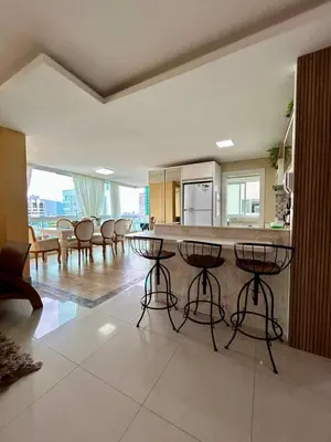 Uma área de estar em Apartamento luxuoso Itapema