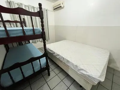 Uma cama ou camas num quarto em Casa completa - 350m da Praia 10 pessoas