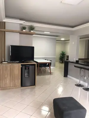 Uma televisão e/ou sistema de entretenimento em Apartamento Centro Meia Praia