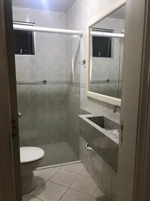 Uma casa de banho em Apartamento Centro Meia Praia