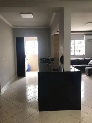 Uma área de estar em Apartamento Centro Meia Praia