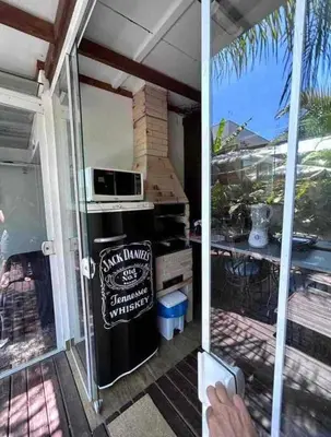 A cozinha ou kitchenette de chalé com jacuzzy