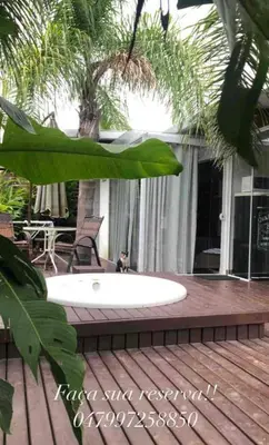 Um jardim no exterior de chalé com jacuzzy