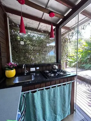 A cozinha ou kitchenette de chalé com jacuzzy