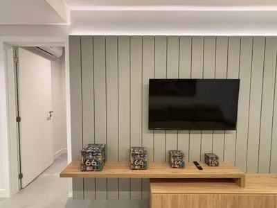 Uma televisão e/ou sistema de entretenimento em Apto Novo ao Lado do Hard Rock - 3 Quartos 2 Vagas