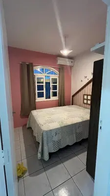 Uma cama ou camas num quarto em Aluguel centro de bombinhas