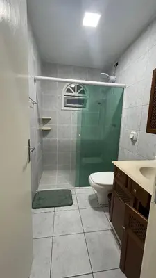 Uma casa de banho em Aluguel centro de bombinhas