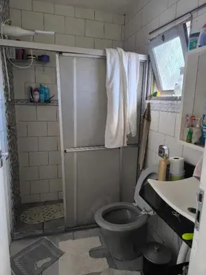 Uma casa de banho em casa da isa