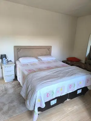 Uma cama ou camas num quarto em casa da isa
