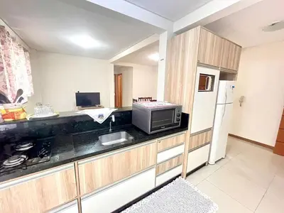 A cozinha ou kitchenette de Apartamento em Bombinhas com Churrasqueira - 150m do Mar