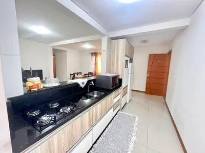 A cozinha ou kitchenette de Apartamento em Bombinhas com Churrasqueira - 150m do Mar