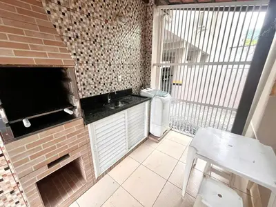 A cozinha ou kitchenette de Apartamento em Bombinhas com Churrasqueira - 150m do Mar