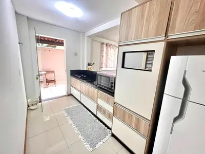A cozinha ou kitchenette de Apartamento em Bombinhas com Churrasqueira - 150m do Mar