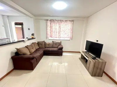 Uma televisão e/ou sistema de entretenimento em Apartamento em Bombinhas com Churrasqueira - 150m do Mar