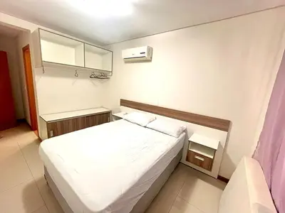 Uma cama ou camas num quarto em Apartamento em Bombinhas com Churrasqueira - 150m do Mar