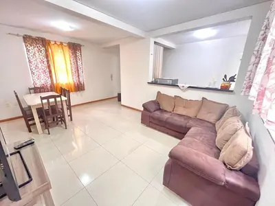 Uma área de estar em Apartamento em Bombinhas com Churrasqueira - 150m do Mar