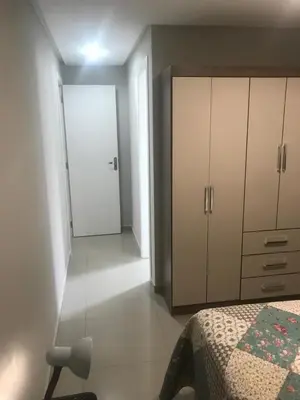 A planta de Apartamento BOMBINHAS a 120m do Mar - 10 pessoas
