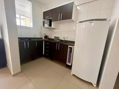 A cozinha ou kitchenette de Apartamento BOMBINHAS a 120m do Mar - 10 pessoas