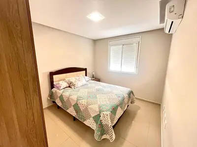 Uma cama ou camas num quarto em Apartamento BOMBINHAS a 120m do Mar - 10 pessoas