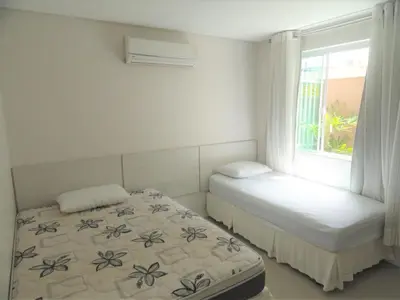Uma cama ou camas num quarto em Apartamento Térreo, Espaçoso, próximo à Praia!