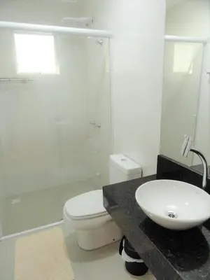 Uma casa de banho em Apartamento Térreo, Espaçoso, próximo à Praia!
