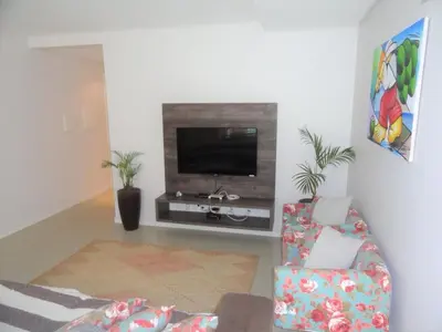 Uma televisão e/ou sistema de entretenimento em Apartamento Térreo, Espaçoso, próximo à Praia!